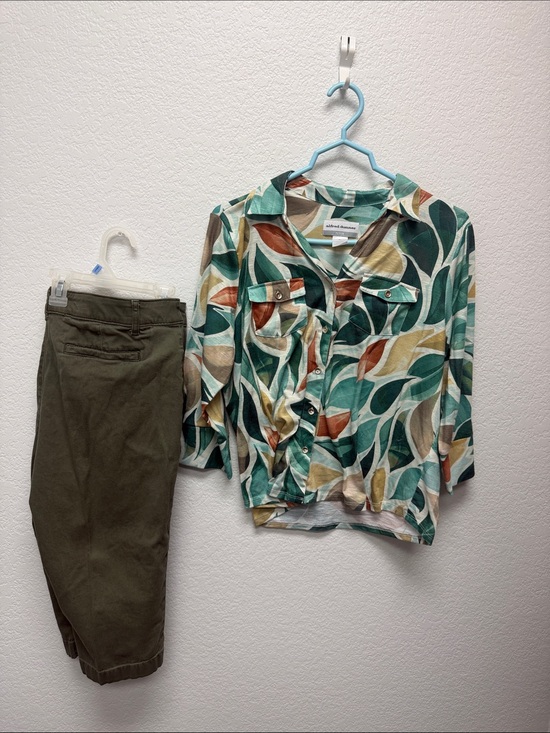 Alfred Dunner Other - Alfred Dunner Green Leaf Print Button-Front Women’s Top and Capri Pant Set
